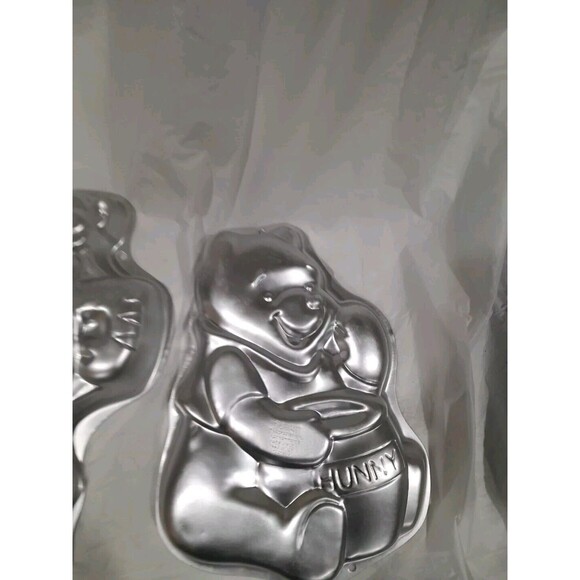 Wilton Cake Pans Winnie The Pooh And Tigger - Picture 5 of 8